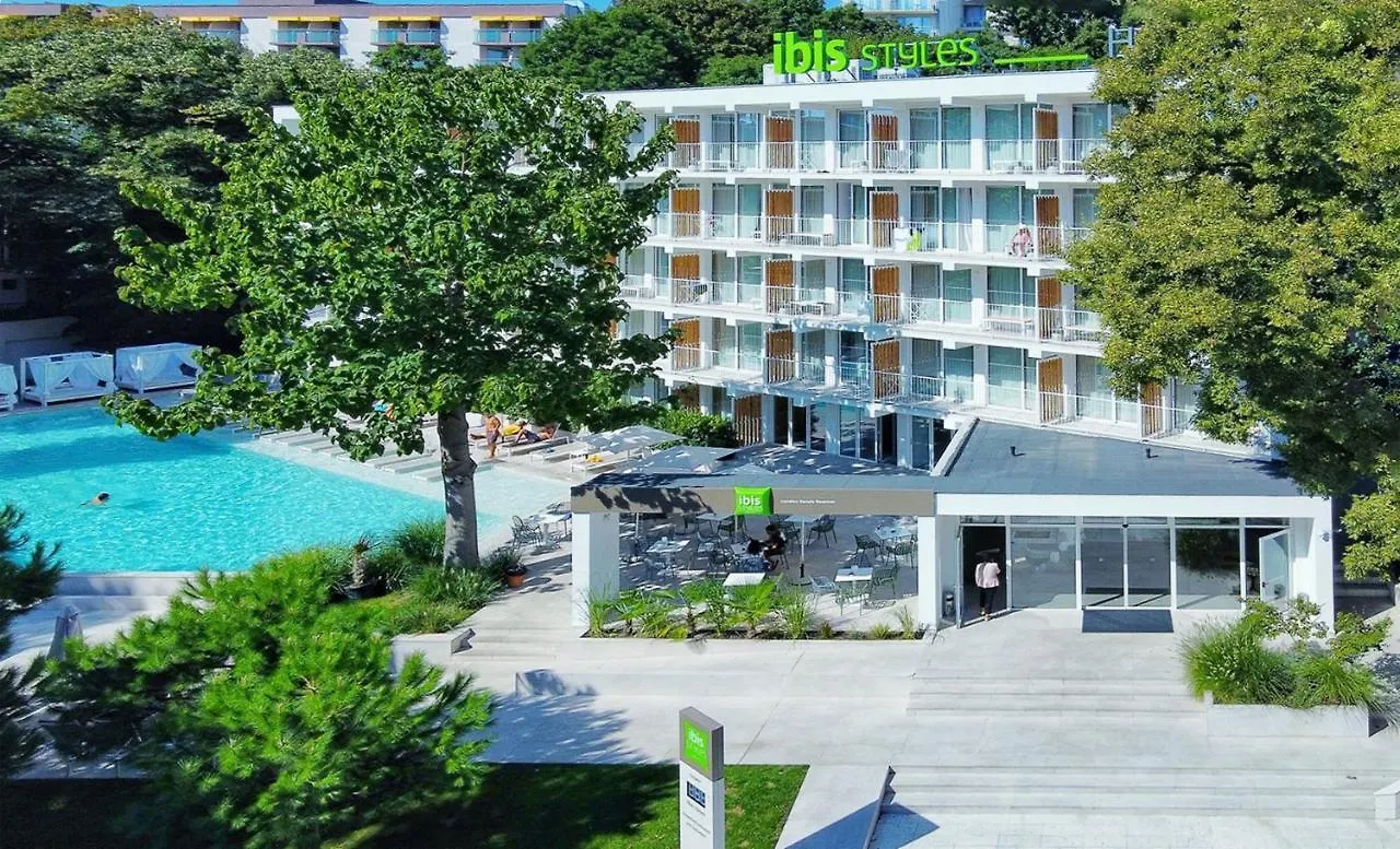 Ibis Styles Golden Sands Roomer Hotel
